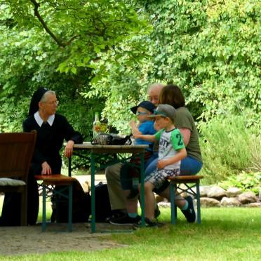 Gute Gespräche unter der Magnolie